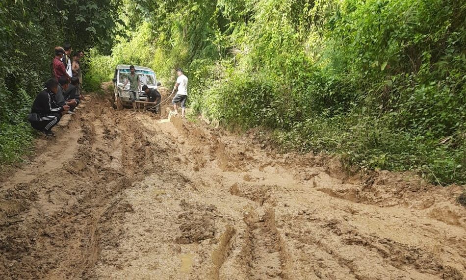 Travellers dig a path for their vehicle which was trapped on the muddy Tenning to Lekie road in Peren district. (Photo Courtesy: ZSU-N)